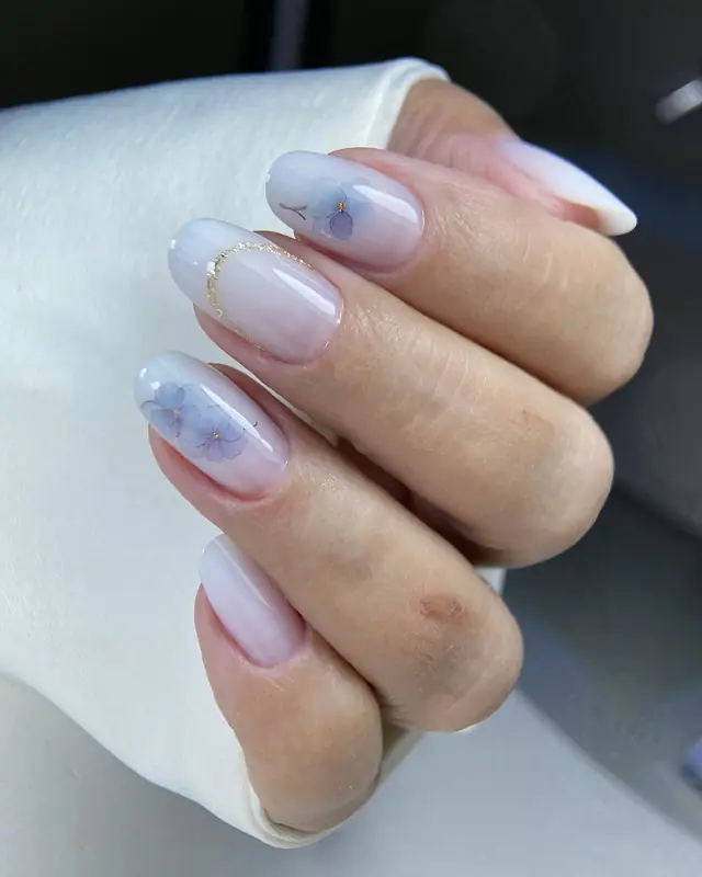 Unhas com flor seca encapsulada feitas pela Maysa